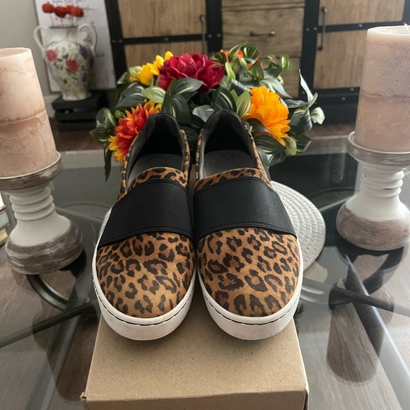 Ladies Clarks Brown Leopard Print Slip-On Sneakers Size 7.5 - Picture 1 of 6